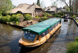 Ausflugsboot in Giethoorn Friesland-Bootsurlaub Etappe 4: Giethoorn